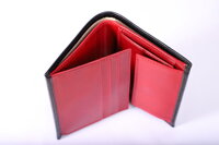 Zaujímavá peňaženka kompaktných rozmerov v kombinácií čiernej a červenej farby
